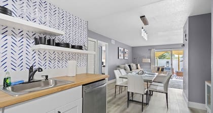 3BR Garden Condo, Fully Fenced | Near Siesta