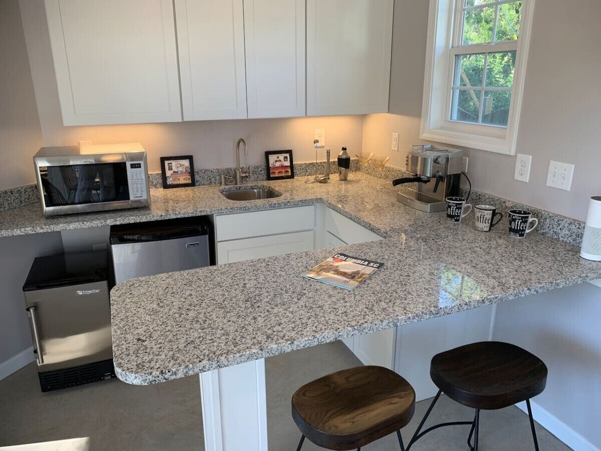 Fridge, microwave, oven, coffee/tea maker