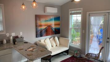 Smart-TV, bøker og kontorer