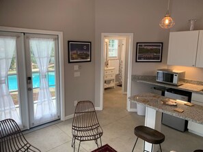 Réfrigérateur, micro-ondes, four, cafetière/bouilloire