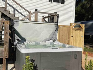 Tina de hidromasaje al aire libre