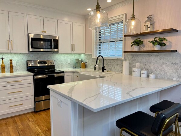 Køleskab, mikrobølgeovn, ovn, kogeplade