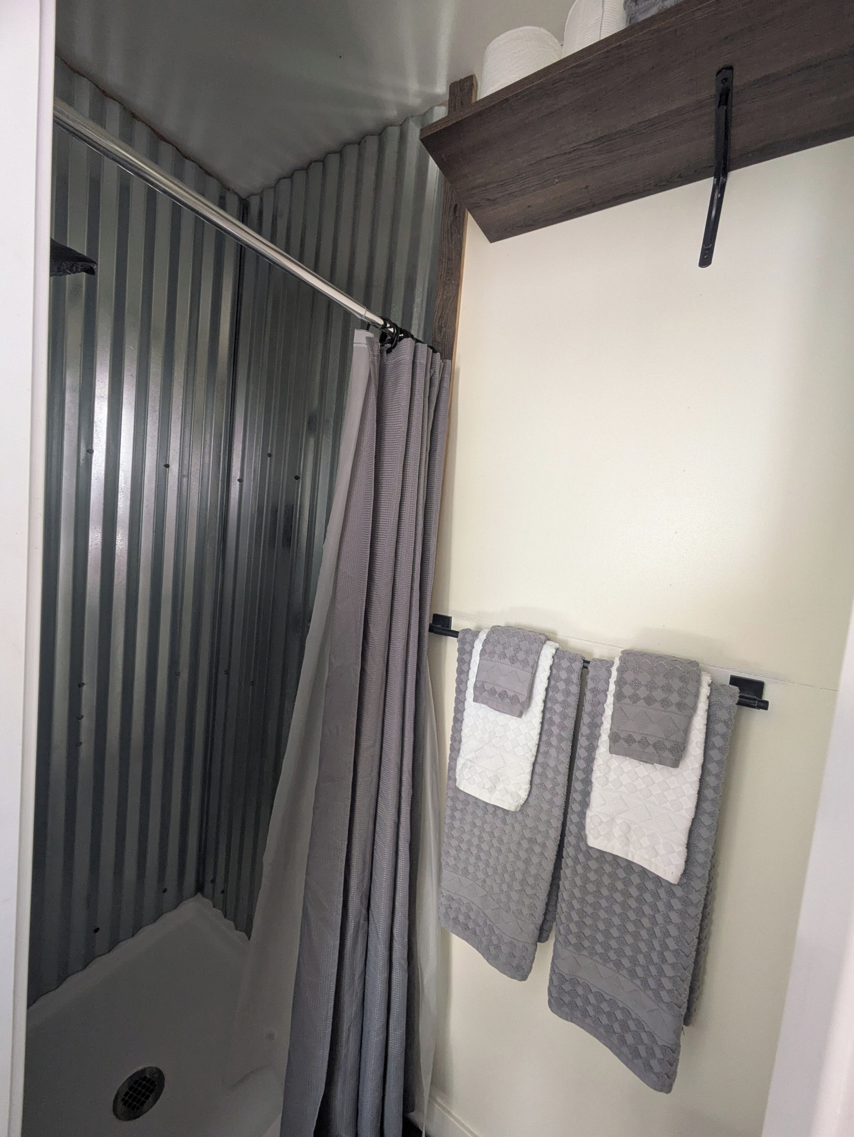 Asciugamani, sapone, shampoo, carta igienica