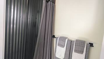 Handtücher, Seife, Shampoo, Toilettenpapier