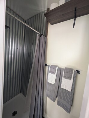 مناشف، صابون، شامبو، ورق حمّام