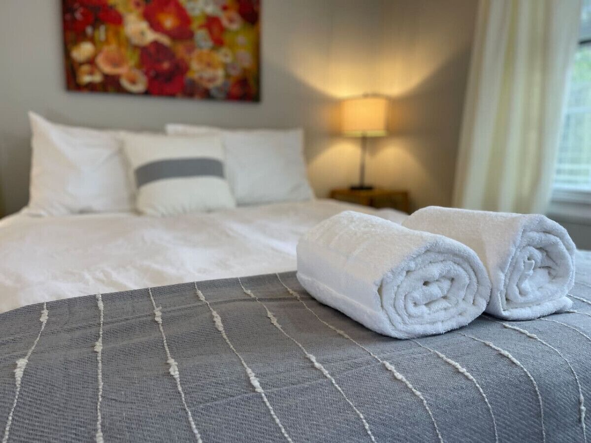 2 bedrooms, desk, WiFi, bed sheets