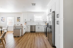 Private kitchen - Modern 3Bed/2Bath Bungalow in Historic Coronado District near Central Phoenix (Phoenix)