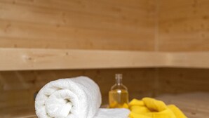 A wooden interior with a rolled white towel and a yellow cloth on a shelf. - Jonte's Nest  (Wurster Nordseeküste)