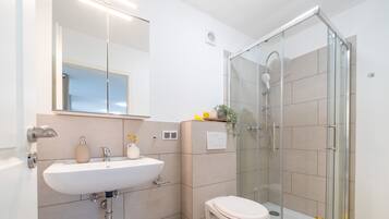 Dusche, Handtücher, Seife, Toilettenpapier