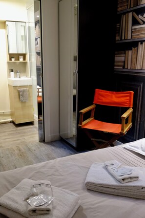 1 غرفة نوم ومكواة/لوح كي وواي فاي وملاءات أسرّة