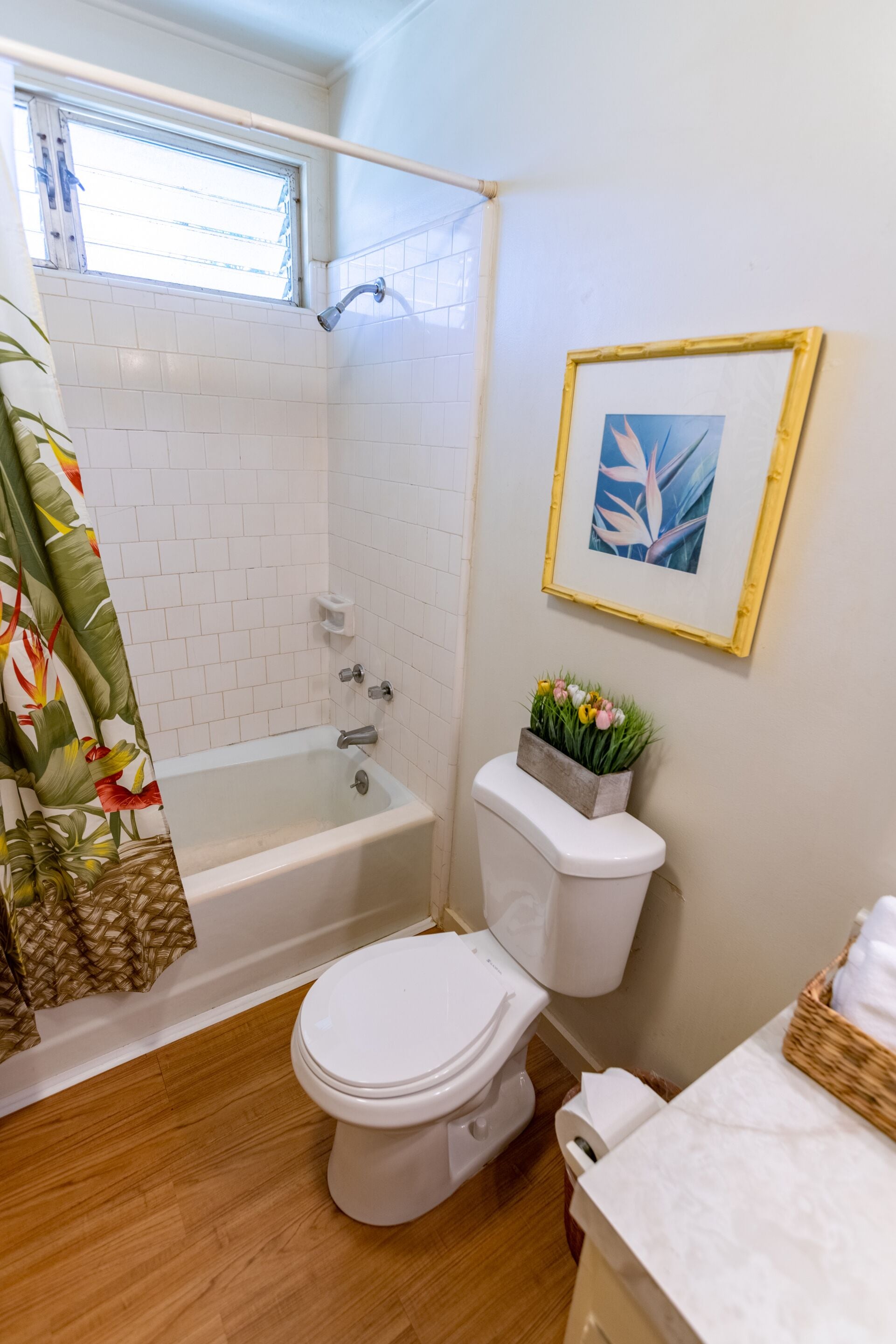 Une salle de bain avec une baignoire, des toilettes et une douche.
