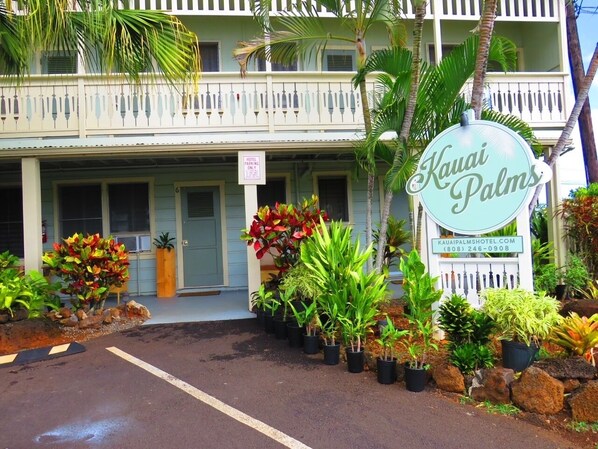 Ein Hotel mit einem Schild, auf dem “Kauai Palms” steht, und einem Parkschild, das “Nur Hotelparkplätze” anzeigt.