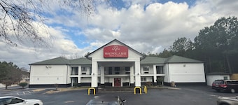 Magnolia Bay Hotel & Suites