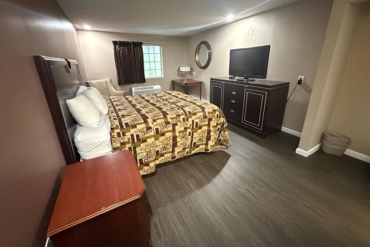 Premium bedding, pillowtop beds, desk, laptop workspace