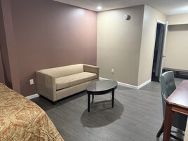 Süit, Birden Çok Yatak, Sigara İçilmez | Kaliteli yatak takımı, yastık yüzeyli yatak, masa 