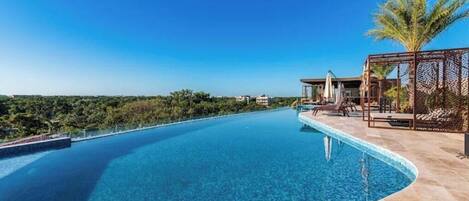 Una piscina al aire libre