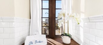 Charming 4-bedroom cottage Steps From East Beach 