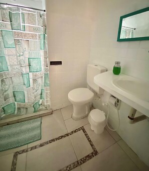 Comfort tweepersoonskamer | Badkamer | Een douche, gratis toiletartikelen, badjassen, handdoeken