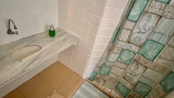 Family Suite | Bathroom | Shower, free toiletries, bathrobes, towels