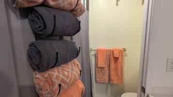 Serviettes fournies, savon, shampoing, papier toilette