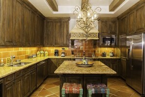 冷蔵庫、電子レンジ、オーブン、コンロ