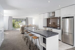 Réfrigérateur, four à micro-ondes, un four, surface de cuisson