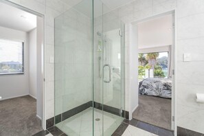 Shower, shampoo
