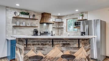 Køleskab, mikrobølgeovn, ovn, kogeplade