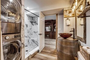 Hair dryer, towels - Luxury Spacious House Great for a Family Retreat (Loveland)