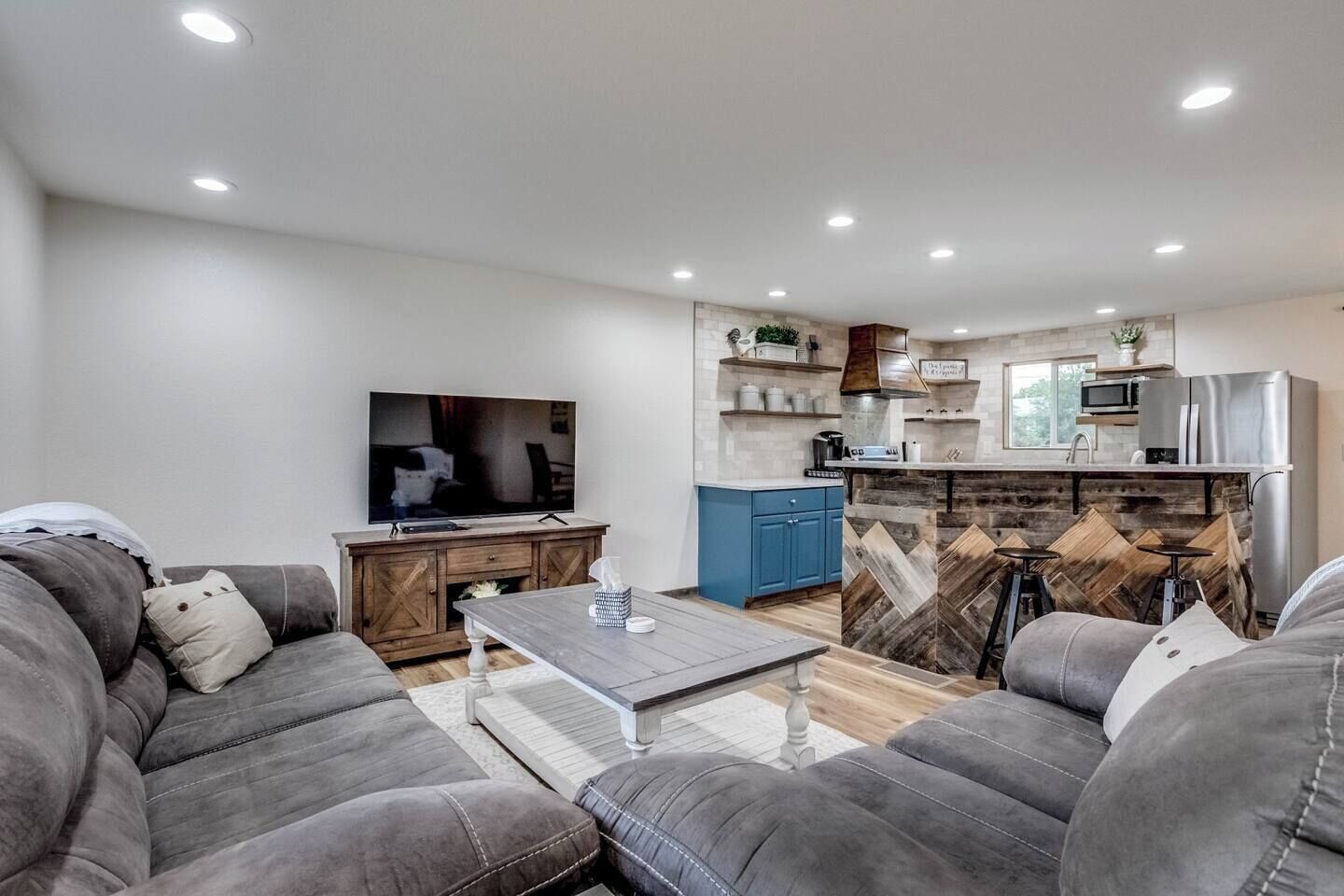 智能电视、壁炉、DVD 播放器、书