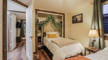 3 bedrooms, iron/ironing board, travel crib, free WiFi