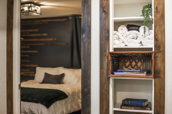 6 habitaciones, tabla de planchar con plancha y cuna de viaje