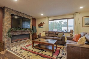 TV connectée, cheminée, livres