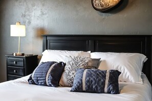 3 makuuhuonetta, työpöytä, silitysrauta/-lauta, vauvan matkasänky