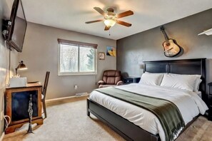 3 bedrooms, desk, iron/ironing board, travel cot