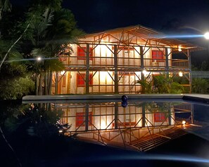 Façade de l’hébergement - soirée/nuit