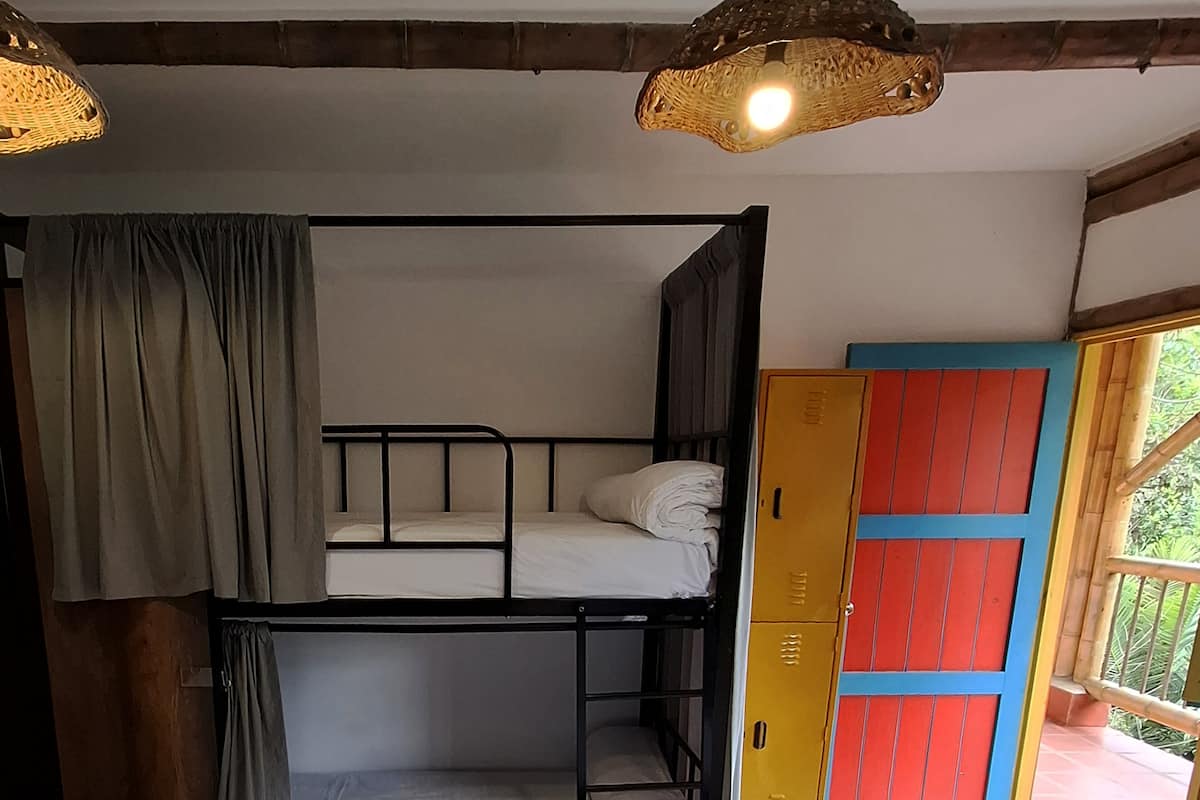 Habitación familiar, varias camas | Cortinas opacas, wifi gratis, ropa de cama