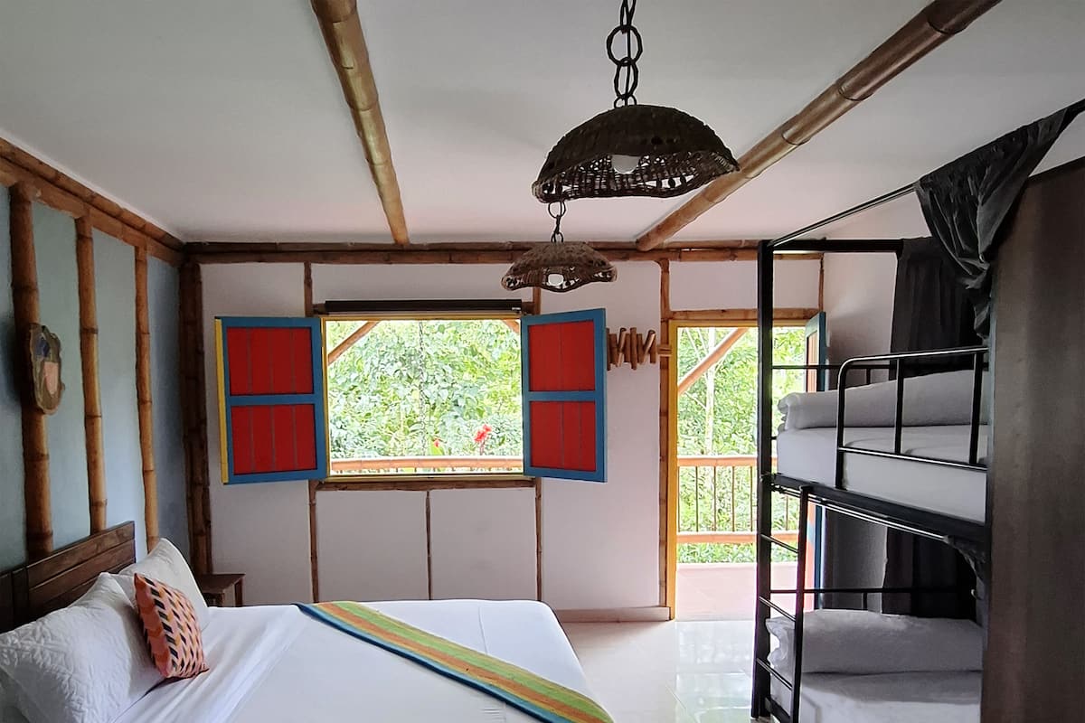 Habitación familiar | Cortinas opacas, wifi gratis, ropa de cama