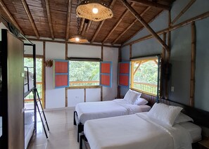 Habitación familiar | Cortinas opacas, wifi gratis, ropa de cama