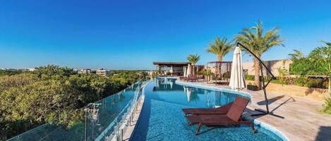 Una piscina al aire libre