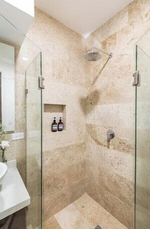Haartrockner, HandtĂŒcher, Seife, Shampoo