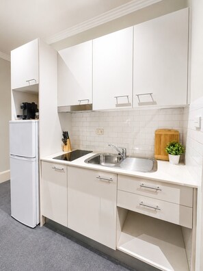 Coffee/tea maker, fridge, microwave, stovetop