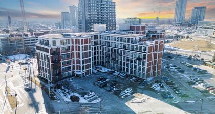 Cozy 1-bedroom condo in downtown Kitchener with WiFi, AC. in-room movie theather