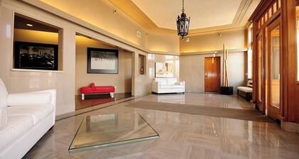 Cozy 1-bedroom condo in downtown Kitchener with WiFi, AC. in-room movie theather