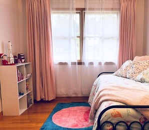 3 bedrooms, desk, WiFi, bed sheets
