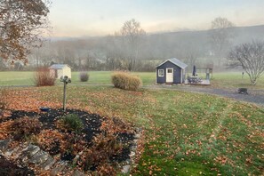 Property grounds - Peaceful 3-bedroom creek access house in Fort Valley with mountain views (Fort Valley)