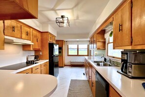 Kjøleskap, mikrobølgeovn, ovn og kokeplater