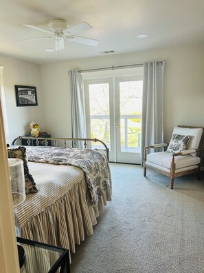 2 bedrooms, in-room safe, iron/ironing board, WiFi - Stunning views of wine country - charming 2-bedroom cottage in Templeton. (Templeton)