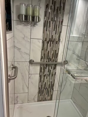 Douche, sèche-cheveux, serviettes fournies, savon