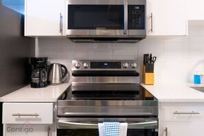 ثلاجة، ميكروويف، فرن، موقد طهي مسطح